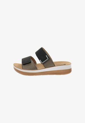 Sandalo marrone con punta aperta, due cinturini neri regolabili e suola imbottita con strati bianchi e con effetto legno.