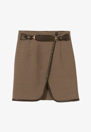 Mini-jupe à carreaux bruns et beiges avec une ceinture en cuir marron foncé et boucle, présentant un design croisé et un ourlet net.