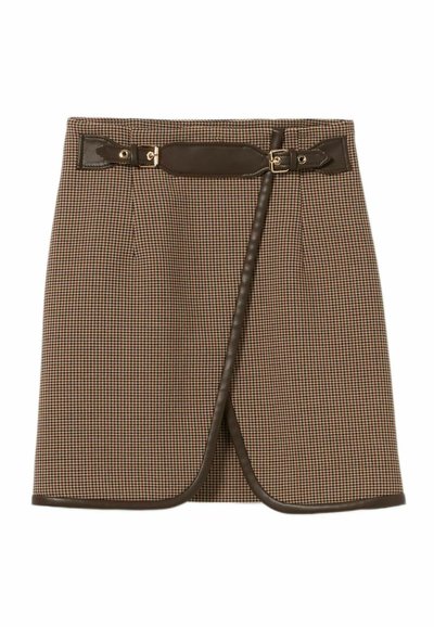 Mini gonna a scacchi marrone e beige con cintura in pelle marrone scuro e fibbia, caratterizzata da un design avvolgente e orlo pulito.