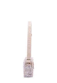 Borsa in tessuto bianco con accessori dorati, forma quadrata e tracolla beige con logo. Presenta testo in rilievo e una chiusura a zip su un lato.