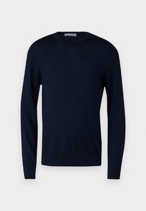 Suéter de cuello redondo en color marino, de manga larga, material de punto, textura suave, ajustado a la cintura y los puños, sin patrones ni herrajes visibles.