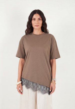 Lela & Buratti, LELA & BURATTI T SHIRT REGULAR FIT - T-shirt imprimé - brown