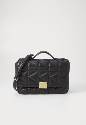 Sac à main en cuir matelassé noir de forme rectangulaire, avec un accent en métal doré et une bandoulière réglable.