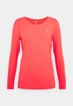 T-shirt corail rose à manches longues avec col rond et petit logo réfléchissant sur la partie supérieure gauche de la poitrine, présenté sur un fond clair uni.