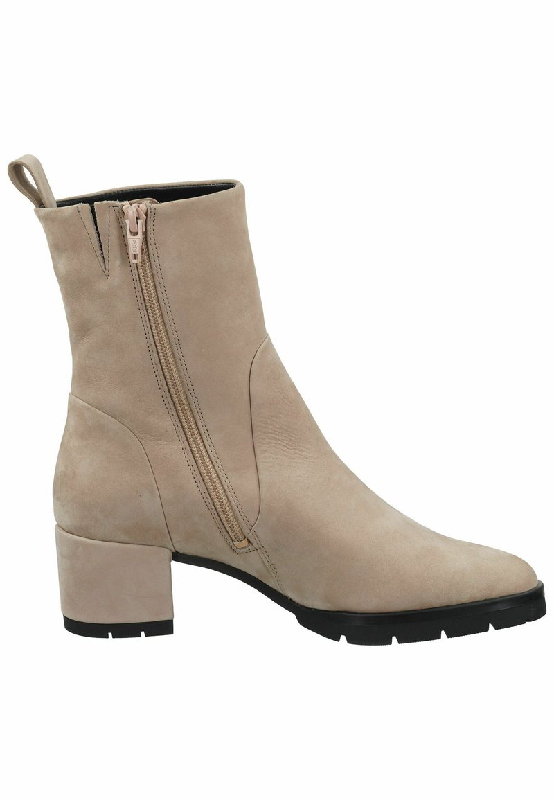 Beige Wildleder-Stiefelette mit einem seitlichen Reißverschluss, Blockabsatz, spitzem Fuß und einer strukturierten Oberfläche. Robuste Sohle für zusätzlichen Halt.