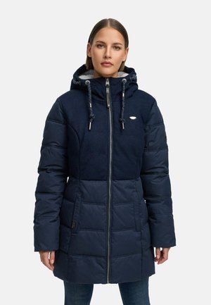 Marineblauer Puffer-Mantel mit Kapuze, strukturiertem Einsatz, Reißverschluss und Kordelzügen. Verfügt über Seitentaschen und eine mittellange Länge bis zur Oberschenkelmitte.