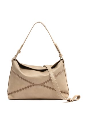 Borsa a tracolla in pelle beige con tracolla regolabile e dettaglio di cuciture geometriche minimaliste sul davanti, su sfondo bianco.