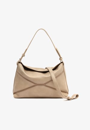 Borsa a tracolla in pelle beige con tracolla regolabile e dettaglio di cuciture geometriche minimaliste sul davanti, su sfondo bianco.