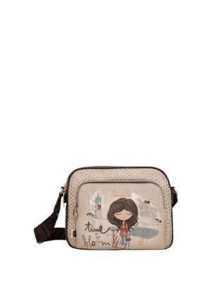 Piccola borsa a tracolla rettangolare beige con cinturino scuro, decorata con una bambina dei cartoni animati, testo "time to bloom," e sfondo con paesaggio urbano.