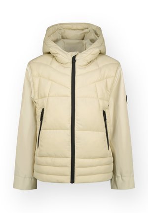 Chaqueta acolchada beige con capucha, cremallera negra y bolsillos laterales. Presenta una textura acolchada y un diseño ajustado. Ideal para el tiempo frío.