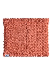 Chunky strikket koralfarvet rektangulær halsvarmer med diagonalt mønster og lille mærkebadge nederst til venstre.