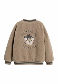 Brun fleecejacka med ett tecknat djurmotiv och texten "TRO PÅ DIG SJÄLV", samt randiga ribbade mudd och krage.