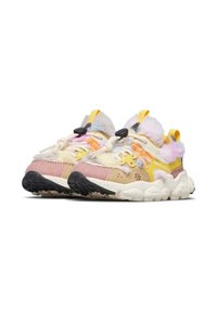 Sneaker multicolori che presentano un mix di materiali rosa, beige e giallo con accenti morbidi, suole testurizzate e lacci elastici.