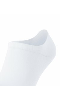 Weiße, gerippte Knöchelsocke mit einem niedrigen Schnitt, die eine glatte Textur und ein dehnbares Material für Komfort und Passform bietet.