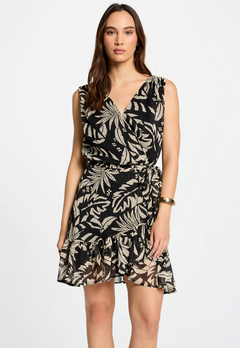 Zwarte jurk met een bloemenpatroon in beige. Heeft een wikkel ontwerp, mouwloze snit en een gerimpelde zoom. Gemaakt van lichte stof.