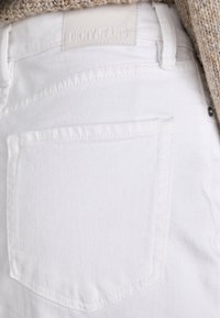 DKNY Krilo iz džinsa - optic white