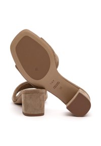 Sandali con tacco alto in suede beige, con tacco a blocco, punta aperta e soletta testurizzata. Dettagli del marchio e della taglia sono impressionati sulla suola.