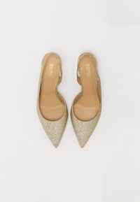 Ballerines dorées à paillettes, à bout pointu, avec des côtés ouverts et une semelle intérieure lisse couleur tan. Conçues avec une forme épurée et minimaliste, dotées d'une texture subtile.