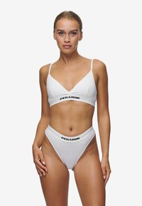 Set de bikini alb compus dintr-un bralette triunghiular și o parte de jos cu talie înaltă, ambele având un logo negru "PEGADOR" pe talie. Material neted.