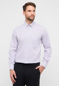 Witte overhemd met een klein paars- en marineblauw ruitpatroon, button-down kraag en lange mouwen, gecombineerd met een donkere broek.
