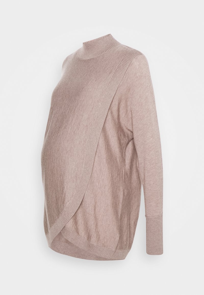 Pull de maternité ample beige avec bordures côtelées asymétriques, manches longues et col montant sur fond blanc.