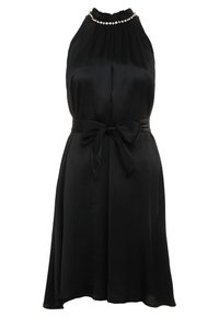 Robe sans manches noire avec un col montant ornée de perles, ceinture nouée à la taille, jupe évasée sur fond blanc.
