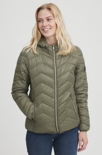 Oliven grøn pufferjakke med chevronmønster, lynlåslukning foran, justerbar hætte og sidelommer. Glat tekstur og letvægtsdesign.