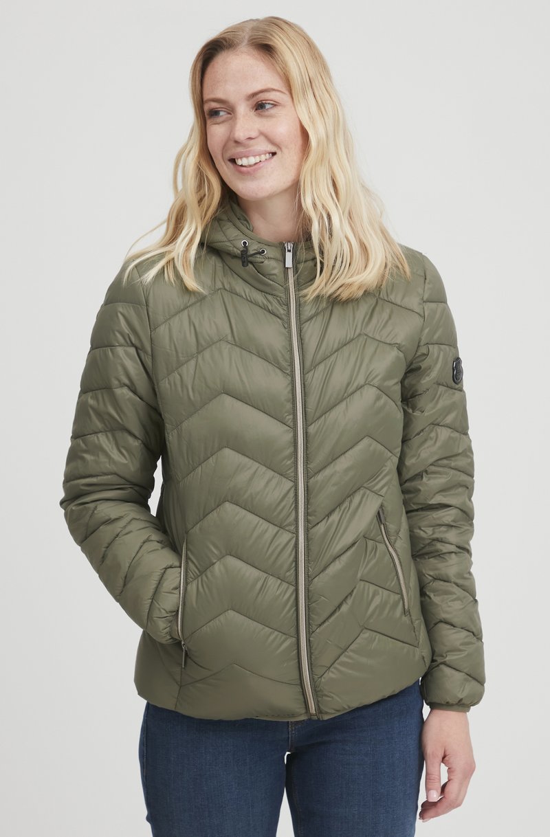 Oliven grøn pufferjakke med chevronmønster, lynlåslukning foran, justerbar hætte og sidelommer. Glat tekstur og letvægtsdesign.