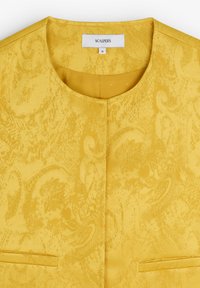 Gele stoffen blazer met paisley patroon, korte mouwen, ronde halslijn, twee voorzakken en een gladde textuur. Etiket leest "SCALPERS."