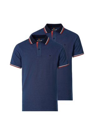 Zwei marineblaue Poloshirts mit schwarzen Kragen und rot-weiß gestreiften Kanten am Kragen und an den Ärmeln, dargestellt auf weißem Hintergrund.