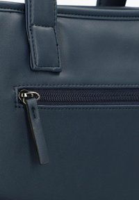 Dunkelblaue synthetische Handtasche mit glatter Textur, ausgestattet mit einer Reißverschluss-Tasche und robusten Griffen. Metall-Reißverschlussanhänger und verstärkte Nähte.
