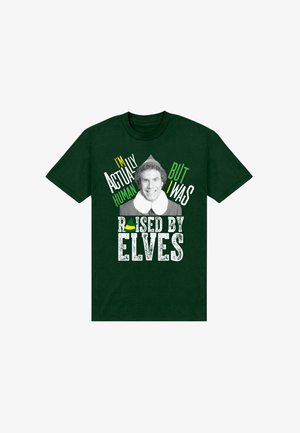 Zelené bavlněné tričko s bílým a žlutým textem, grafikou usměvavé postavy v šedém oblečení a doplňkem elfí čepice.