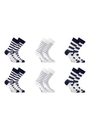 Six paires de chaussettes blanches et bleu marine disposées en deux rangées, présentant différents motifs de rayures horizontales et verticales.