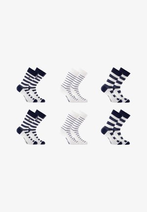 Six paires de chaussettes blanches et bleu marine disposées en deux rangées, présentant différents motifs de rayures horizontales et verticales.