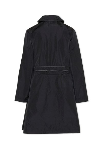 Impermeabile leggero nero con colletto, maniche lunghe, coulisse in vita e piega posteriore. Texture liscia con cuciture a contrasto.