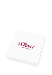 Scatola brandizzata s.Oliver, bianca con una superficie liscia, caratterizzata da un logo rosso e la scritta "FASHION FOR LIFE" sulla parte superiore.