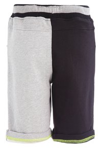 Kleurgeblokte shorts met grijze en zwarte secties, gemaakt van zacht katoen. Elastische tailleband met een groene accent bij de opgerolde zoom.