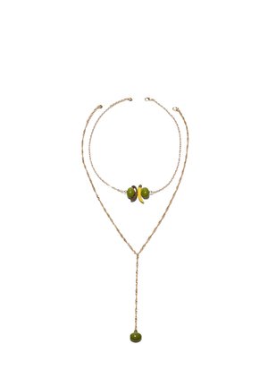 Pokazano dwa naszyjniki w złotym odcieniu; jeden obroża z akcentami zielonych i żółtych kamieni, oraz dłuższy łańcuch z zielonym wiszącym koralikiem.