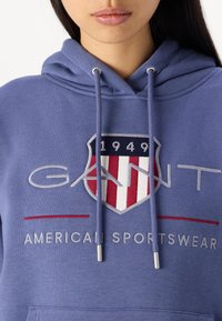 GANT ARCHIVE SHIELD HOODIE - Sweater - dusty navy