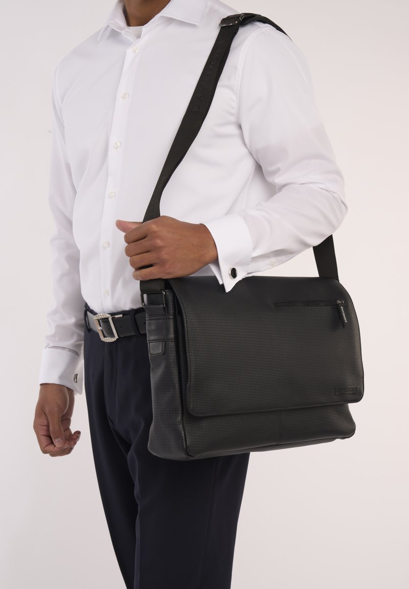 Schwarze Messenger-Tasche aus strukturiertem Material, mit einem Klappenverschluss, einer vorderen Reißverschlusstasche und einem verstellbaren Tragegurt.