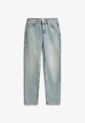 Jeanși din denim albastru deschis, cu un design cu picior drept, cinci buzunare și o textură ușor estompată, cu detalii de cusătură vizibile.