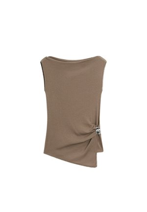 Haut sans manches taupe avec encolure bateau et ourlet asymétrique, présentant un détail froncé sur le côté maintenu par une boucle argentée.