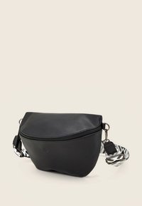 Geantă crossbody din piele neagră cu un design curbat, închidere cu fermoar și o curea reglabilă cu model alb-negru. Prezintă accente metalice laterale.