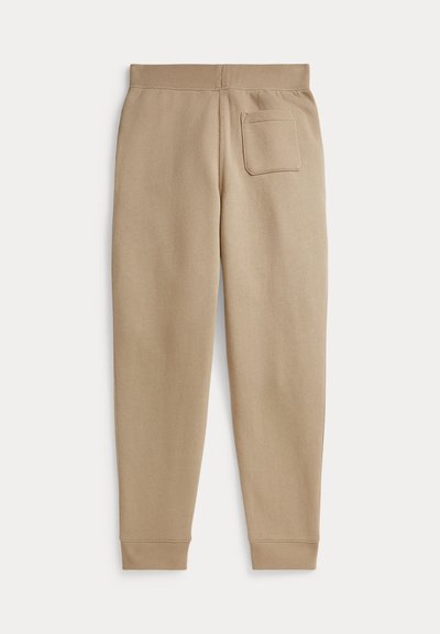 Pantalon de jogging en polaire beige avec une ceinture élastique, des poignets côtelés et une poche plaquée unique au dos côté droit.