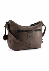 Bruine leren schoudertas met een gebogen ontwerp, voorvak met rits en verstelbare riem. Logo met ankerdetail. Zachte textuur.