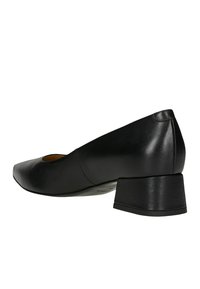 Chaussure à talon carré en cuir noir avec un bout pointu et des coutures minimales. Présente une texture lisse et un talon bas et solide.