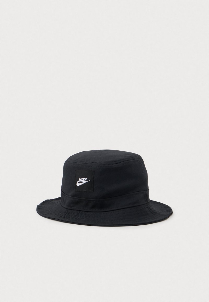 Czarny kapelusz bucket Nike z szerokim brzegiem i białą łatą z logo z przodu, wyeksponowany na jednolitym białym tle.
