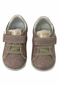 Sneaker rosa con glitter, upper in tessuto, lacci elastici e una fascia in Velcro. Suola in gomma bianca e collo morbido e imbottito.