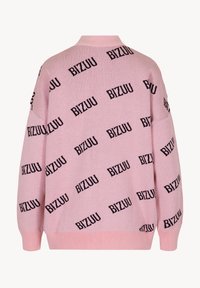 Roze gebreide trui met een herhaald zwart "BIZUU" logo patroon, lange mouwen en een geribde onderkant en kraag. Zachte textuur.