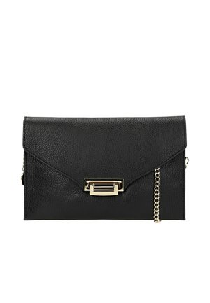 Zwarte leren clutch met een gestructureerd oppervlak, voorzien van een goudkleurige sluiting en een afneembare kettingstrap aan de zijkant.